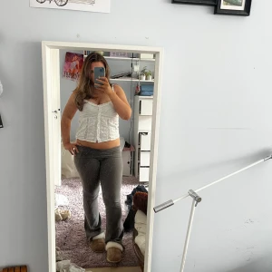 zara topp😇 - jätte fin zara topp som köptes förra sommaren men jag säljer den eftersom jag inte använder den längre🥰😊 skriv privat för bilder om man inte kan se på annonsen!