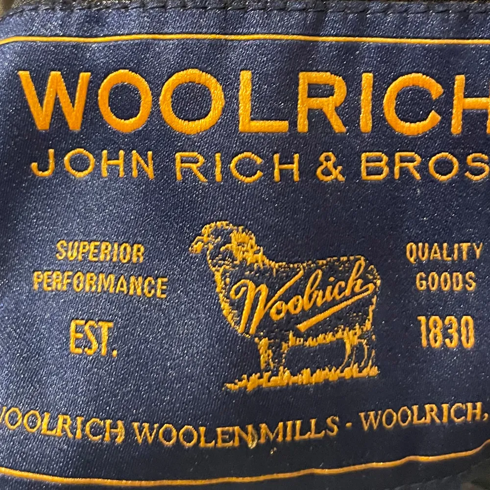 Hej säljer min snygga Woolrich jacka som jag köpt här på Plick, säljer den för att jag inte använder den. Man kan vända den ut och in för att få en annan färg, fråga om ni undrar något eller vill ha någon annan bild. Jackor.
