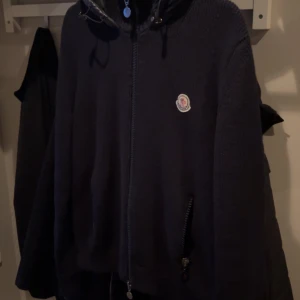 Moncler cardigan  - Fint skick 9/10 Storlek L Kvitto finns självklart äkta