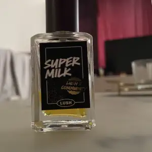 Lush - supermilk (limited edition) 30 ml från början. Den mest hypade parfymen 2024 skulle jag säga. Minst 10 ml kvar. Priset är baserat på efterfrågan, tillgänglighet och limited edition. Men kom med förslag annars. 