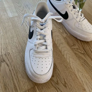Nike Air force 1's - De är använda 1 gånger och har inte blivit creezade. pga fel storlek