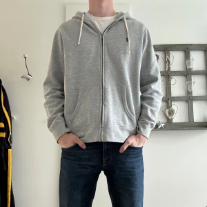Ralph lauren zip hoodie  - Säljer denna gråa Ralph lauren hoodien  - skick 9/10 - 192 lång / 94 kilo  Nypris runt 1400 kr , kan tänka mig nå ger till 450 vid snabb affär 