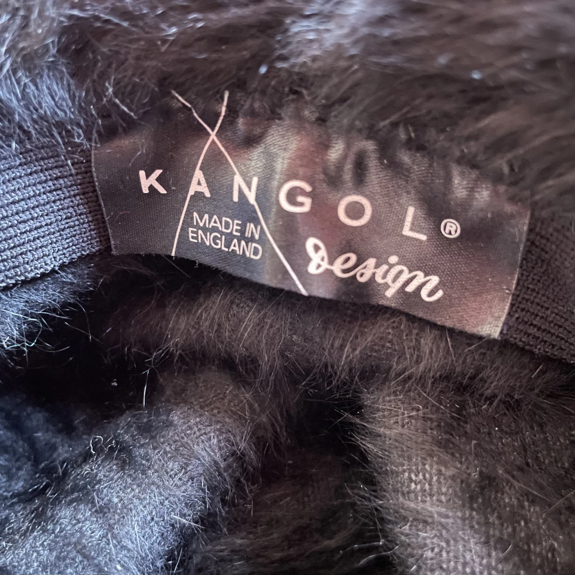 SVART PÄLSHATT - 91