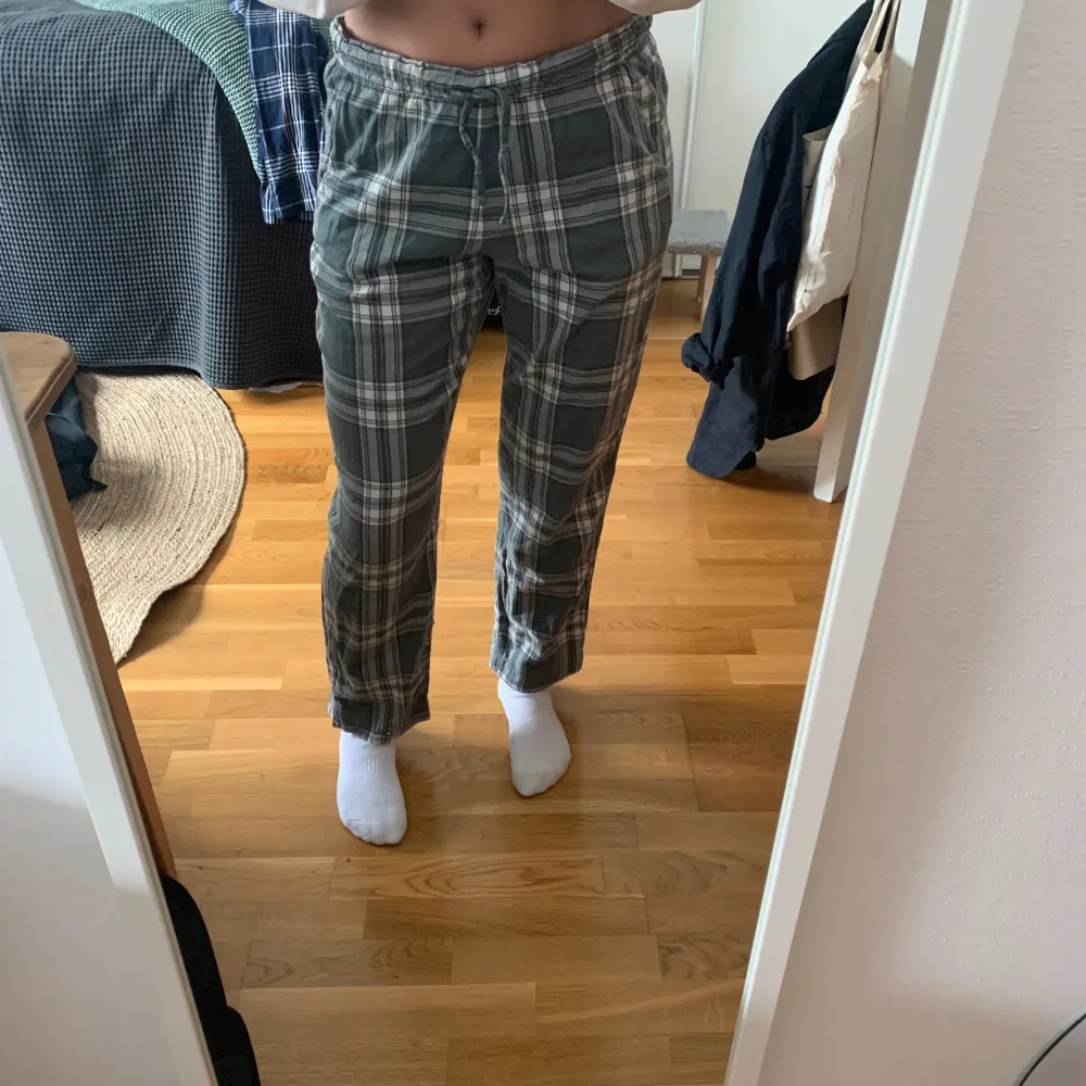 Pyjamasbyxor från Kappahl strl S Köpta för 300kr säljer för 70kr Använd gärna köp nu 💗. Jeans & Byxor.
