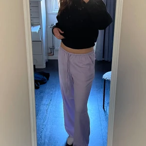 Lågmidjade linnebyxor  - Så snygga lila lågmidjade linnebyxor i en ljuslila färg. Använda en gång, lite för stora på mig🥲 Jättefina och sköna nu till sommaren, hör av er vid frågor☺️