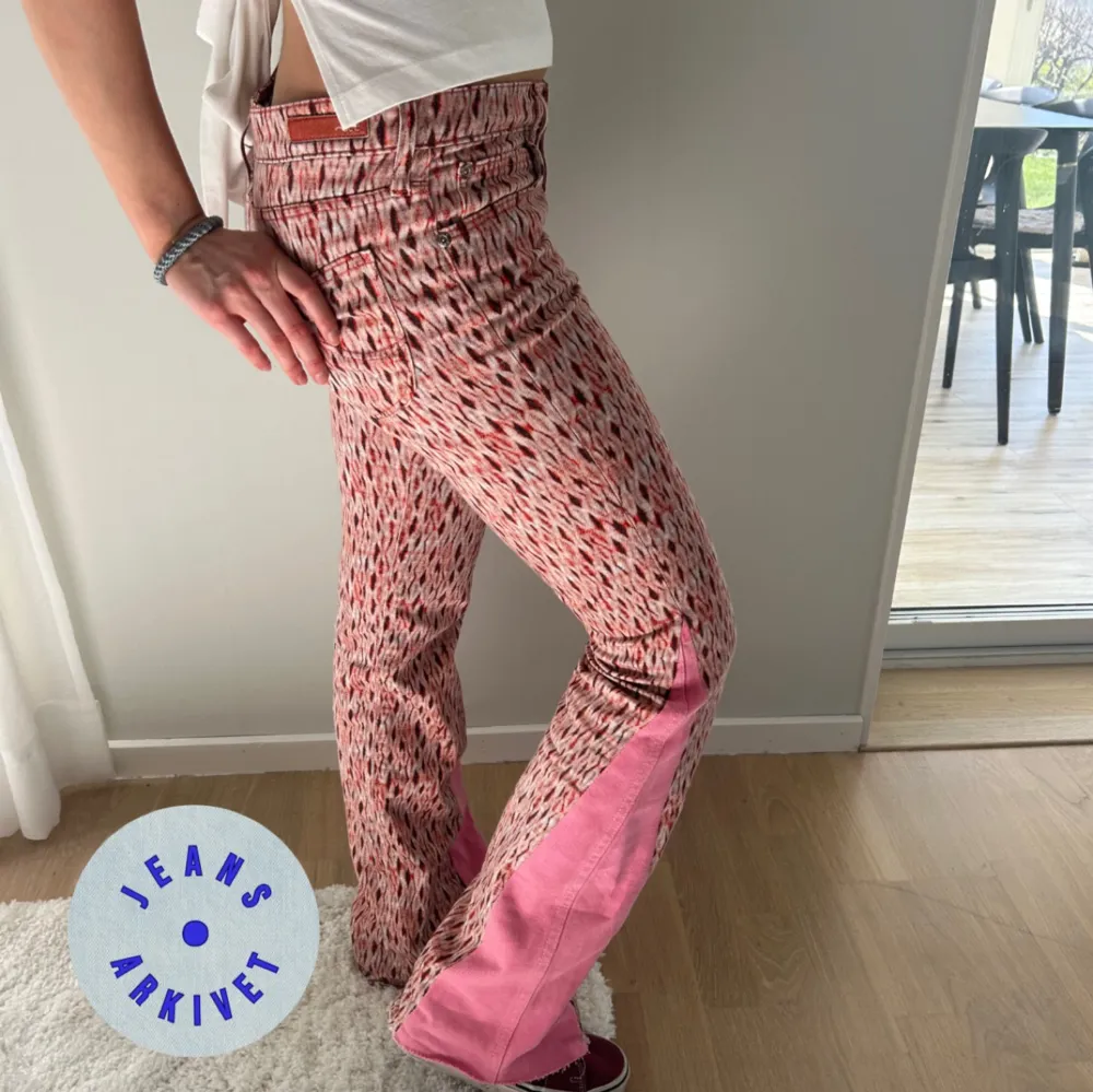 Rödrosa Lee jeans med rosa kil. Storlek: S, Midjemått: 38 cm innerbenslängd: 79 cm.  Modellen på bilden: 160 cm. Jeans & Byxor.