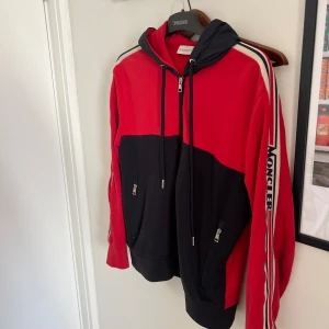 Moncler Cardigan - Size L Skick 8/10 Og finns