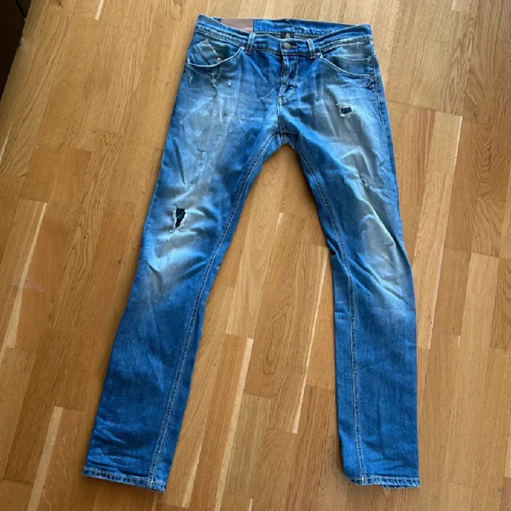 Vi säljer ett par riktigt snygga jeans från märket dondup, storlek 32 i midjan och passar någon som är runt 180cm, pris 799kr kan gå ner i pris vid snabb affär✅ Kom DM vid frågor och funderingar🤝. Jeans & Byxor.