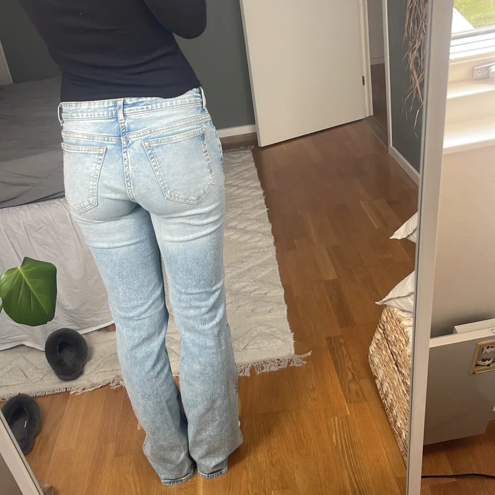 Lågmidjade jeans - hm - storlek 38 men passar mig också med 36 - jag är 170. Jeans & Byxor.