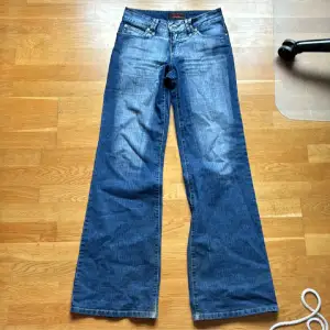 Supersöta jeans byxor med fade på, de är mellan midrise och lågmidjat! färgen är mer som de två sista bilderna. Tveka inte att ställa frågor!