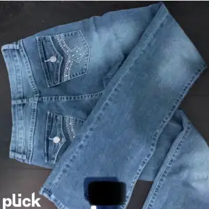 dessa sjukt snygga jeans med glitter och snyggt mönster på bakfickorna. Aldrig använda, så nyskick!! 🩷🩷