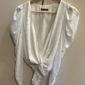 Vit body med pärlor från zara - Säljer denna vita body med pärlor från zara i storlek s