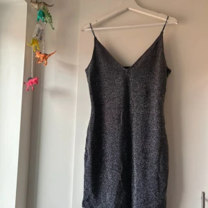Glittrig klänning silver glitter 90s divided 44  - Kort silverglittrig klänning från Divided h&m. Storlek 44. Oanvänd med prislapp. 