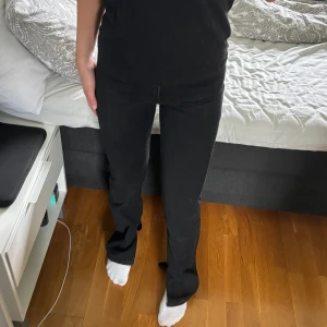 jeans med slits från zara - jättefin kvalitet & formar kroppen väldigt fint! 🩷