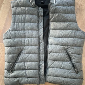 Väst herr - En sjysst  ljusgrå väst för herr från H&M. Otroligt fint skick. Skriv ett meddelande för mer bilder eller information🥂