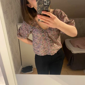 Blommig topp  - Säljer denna söta topp perfekt till våren 💕☺️