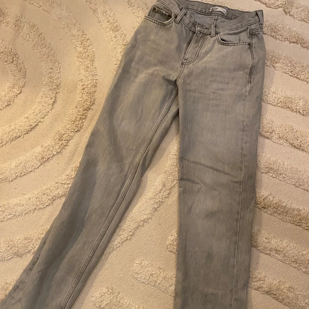 Low waisted perfect jeans från Gina tricot. Gott skick. Säljs då de inte kommer till användning längre. Är 169 cm och de är perfekt längd för mig. Midjemått raktöver är ca 33 cm. Hör av er vid fler frågor💕. Jeans & Byxor.
