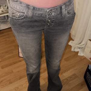 Säljer mina gråa jeans ifrån guess, dem är lågmijade och bootcut! Innerbenslängden är 82cm och midjan rakt över är 40,5cm. Köptes precis men passade ej så säljer vidare. Skriv om ni har några frågor och pris kan diskuteras!💞💞💞 