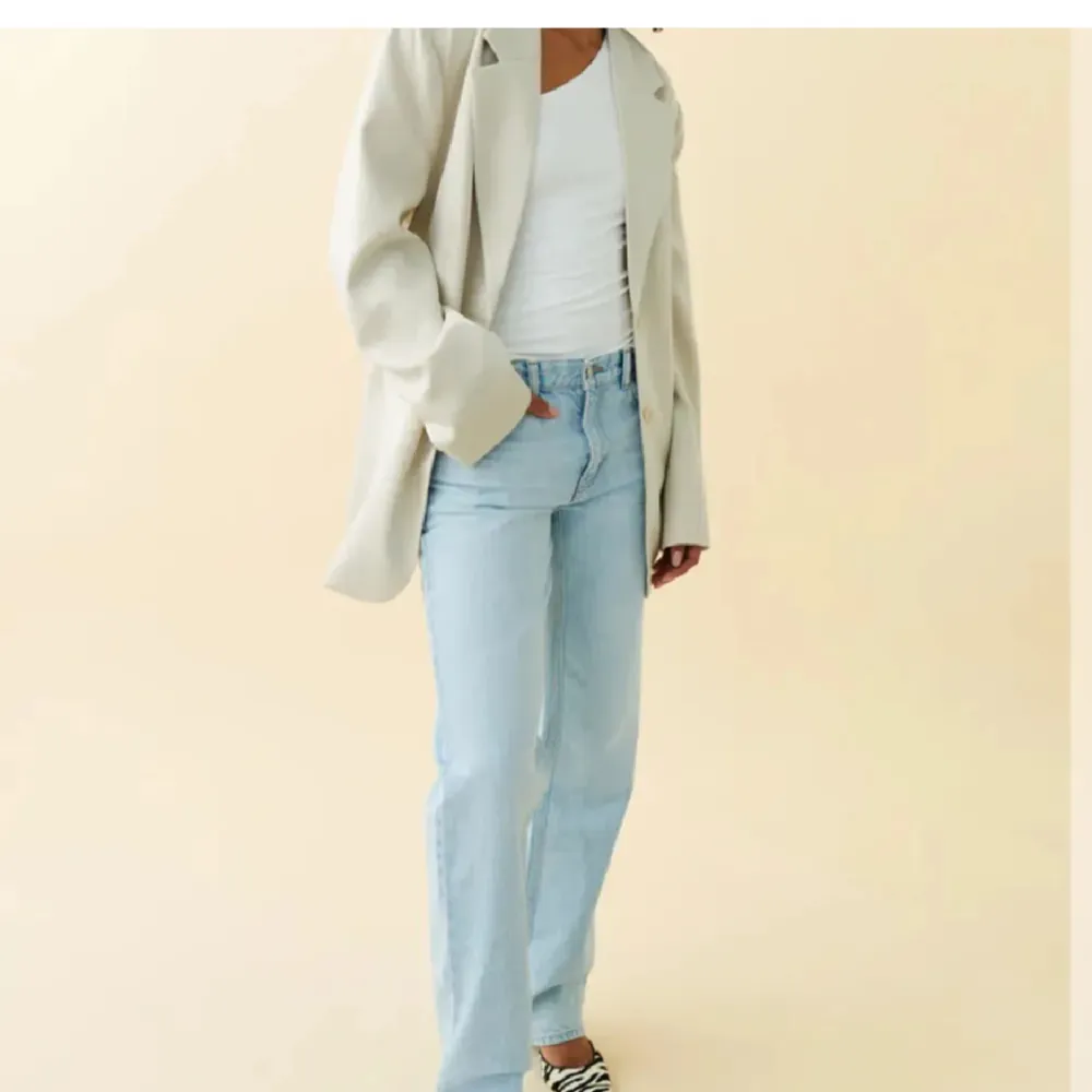 Low Waist straight jeans från Gina! Säljer då de inte kommer till användning❣️ skriv för egna bilder🌺. Jeans & Byxor.