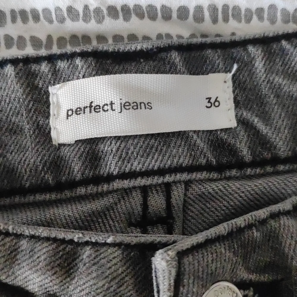 Jeans från Gina Tricot. Ganska bra  skick.  Storlek 36. Säljer pga för liten. Jeans & Byxor.