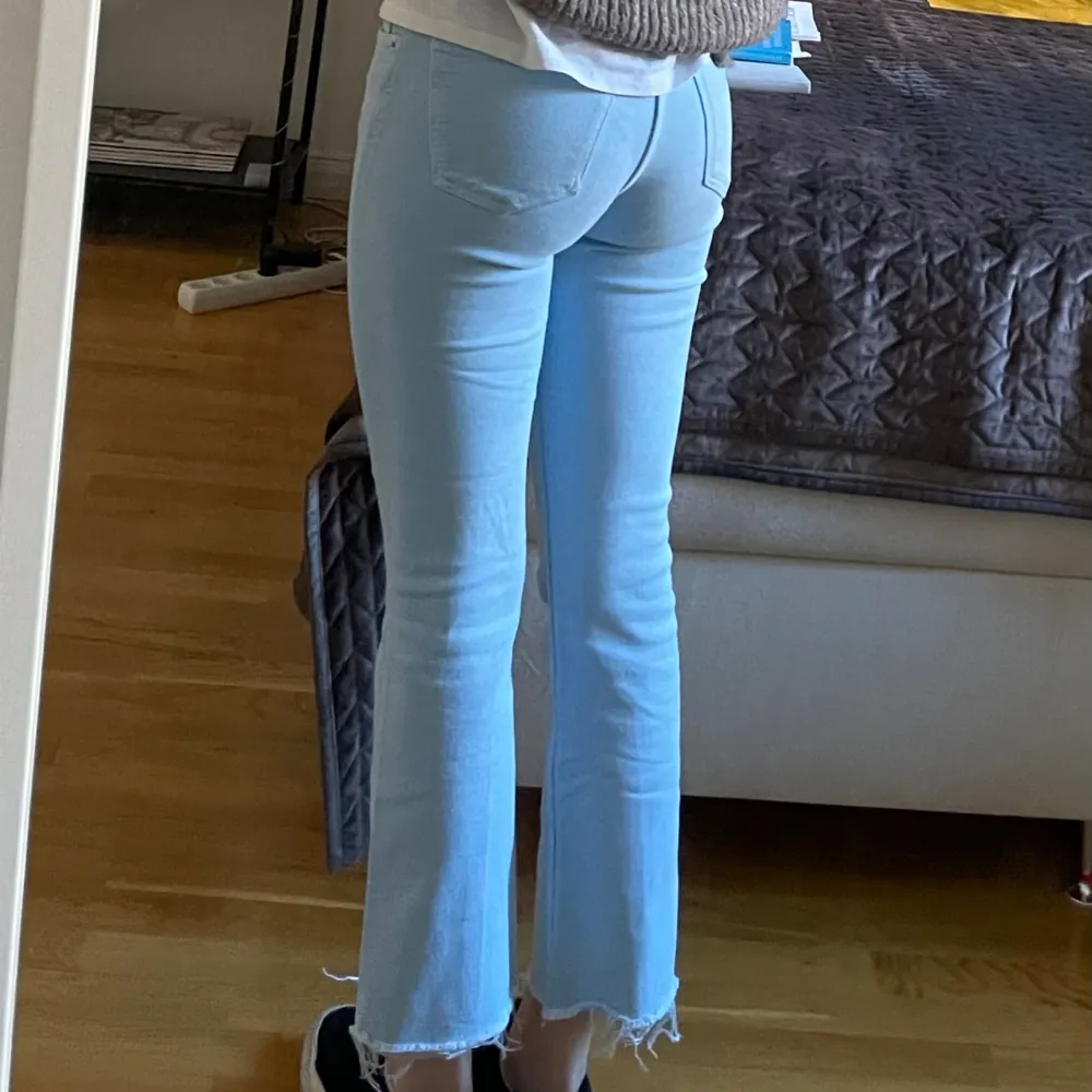 Short bootcut jeans från zara i en jättefin blå färg.. Jeans & Byxor.