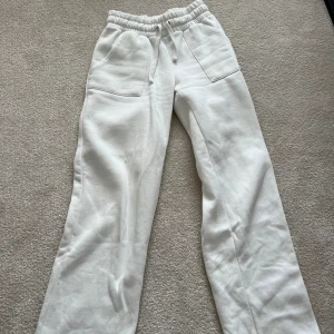 Mjukisbyxor  - Vita mjukisbyxor med fickor på rumpan. 