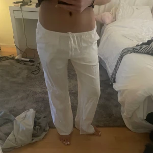 Linnebyxor - Säljer dessa superfina linnebyxor från hm, aldrig använda så i perfekt skick. Passar bra på mig som är 170 lång!