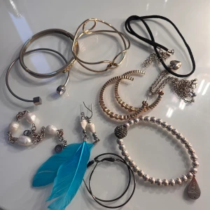 Olika smycken - 3 par örhängen 5 armband 2 halsband 40 kr för allt på bilden 