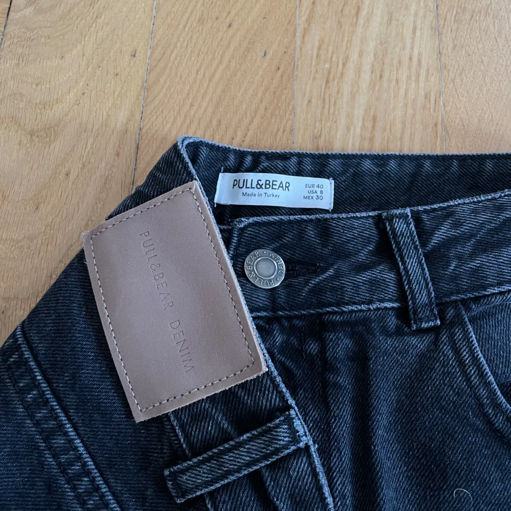 Grå/svarta jeans med slits på utsidan. Använd fåtal gånger, storlek 40🩵. Jeans & Byxor.