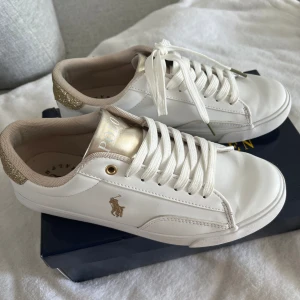 Ralph Lauren Skor - Jag säljer nu mina fina Polo Ralph Lauren skor då de inte kommer till användning. Använda fåtal gånger så inget fel på dem. 