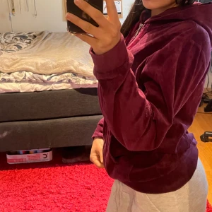 Vinröd hoodie - Vin röd Zipup! Jätte fin färg och skön