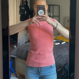 Topp - Säljer en jätte fint topp i en väldigt fin modell! Unik peach/rosa färg.