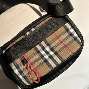 Burberry axelväska aldrig använd och o perfekt skick