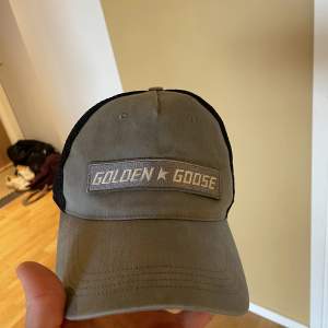 Snygg keps med mesh från Golden Goose, inköpt på deras hemsida 2021. Bra skick, men något solblekt. Se bilder för egen bedömning.  Hör av er vid frågor!