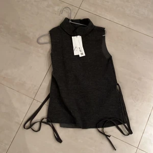 Mörkgrå polo topp från Zara - Aldrig använd, prislapp kvar som syns på bild. Storlek S.