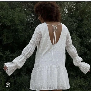 Klänning - Säljer denna klänningen från NAKD i strl 34. Endast testad med prislappen kvar, säljer då jag inte tyckte om hur den satt på mig. Tryck gärna på ”köp nu”.💕 