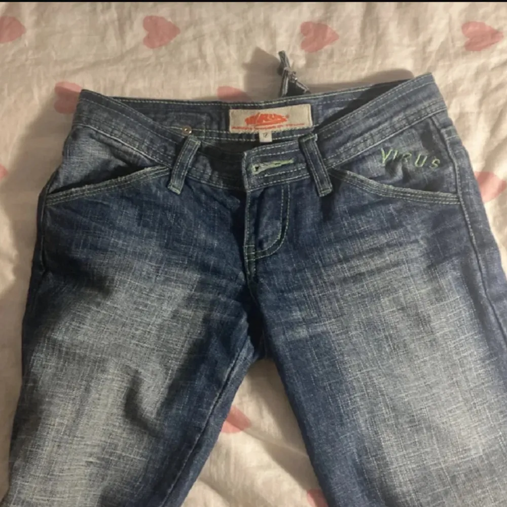 (Lånade bilder)  As snygga lågmidjade bootcut jeans från märket virus. Super coola med gröna sömmar 💗 Köpta här på Plick men var för små för mig 💕 midjemått rakt över: 37 innerbenslängd: 73. Jeans & Byxor.