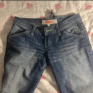 (Lånade bilder)  As snygga lågmidjade bootcut jeans från märket virus. Super coola med gröna sömmar 💗 Köpta här på Plick men var för små för mig 💕 midjemått rakt över: 37 innerbenslängd: 73