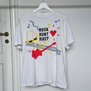 Rock Runt Riket 1987 Vintage - Vintage turnémerch från Rock Runt Riket 1987!             Använd men i bra skick, trådfästet i ryggen på bild 5. Tveka inte på att höra av dig vid frågor! 😎