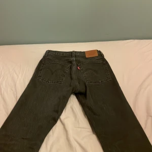 Levis 501:or - Riktigt bra skick. Köpta för 1200 på carlings. Andvända typ en månad. Säljer för 600. Kan gå ner i pris. Passar folk som är runt 160