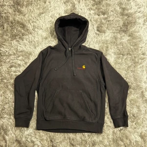 Carhartt hoodie - Svart carhartt hoodie Skick: 9/10, använd få tal gånger Storlek: S, stor i storleken dock Nypris 1250kr