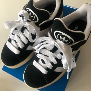 Adidas campus 00s - Säljer dessa helt nya adidas campus 00s då dom var för stora💕Storlek 39 1/3💕 Man får med svarta snören också.