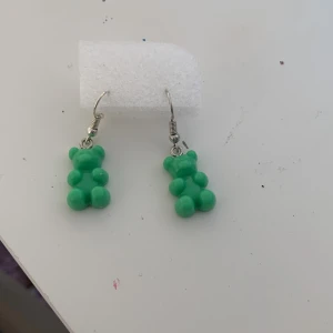 Örhängen björnar gröna - Jag har gjort dom själv.  Det är 10kr för paret eller 5kr för 1.  Man kommer få med extra saker 