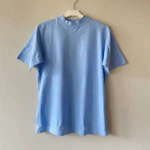 Ljusblå t-shirt från Olé, storlek M. Kanske lite stor i storleken