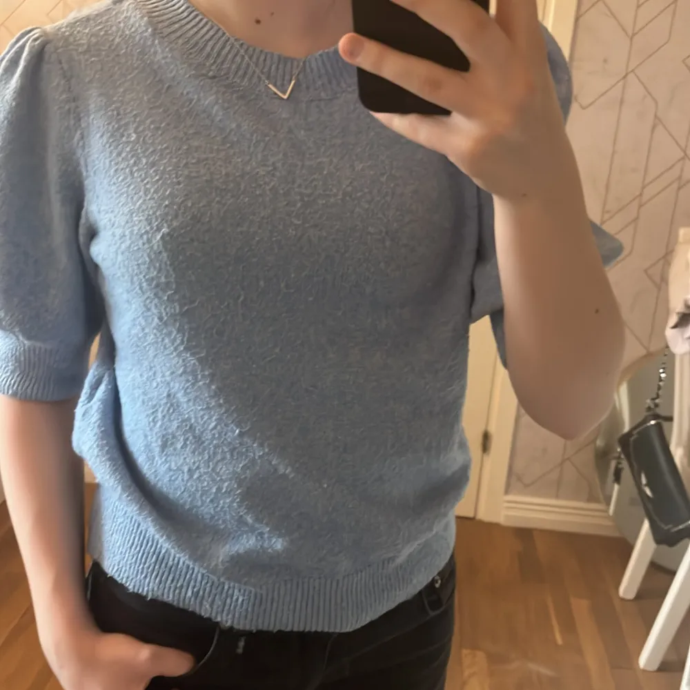Ljusblå kortärmad tröja från Vero Moda i storlek S. Den är lite nopprig men annars än det så är den i bra skick. Pris går att diskuteras💕. Stickat.