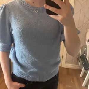 Ljusblå kortärmad tröja från Vero Moda i storlek S. Den är lite nopprig men annars än det så är den i bra skick. Pris går att diskuteras💕