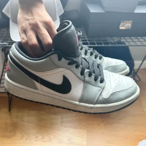 Jordan 1 low light smoke grey - Använda men endå i bra skick.