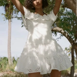 Gullig zara klänning  - Jag säljer en klänning från zara, perfekt för konfirmation,skolavslutning, student eller midsommar!! Den är förliten för mig vilket är anledning till att den säljs, men har knappt används - därmed fint skick! 