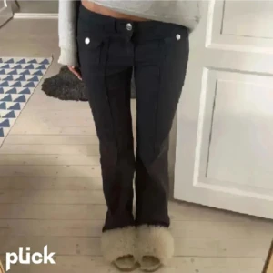 Jeans Hm - Säljer ett par nästan identiska lika dessa populära svarta byxor! Obs, några små hål på byxorna, men syns i princip aldrig!! Hör av er vid frågor! 🩷 Inte mina bilder
