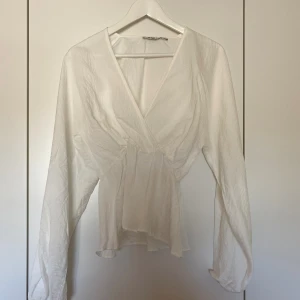 Vit blus  - Vit blus i storlek 34 från NAKD, aldrig använd. Passar även som S då den har resår